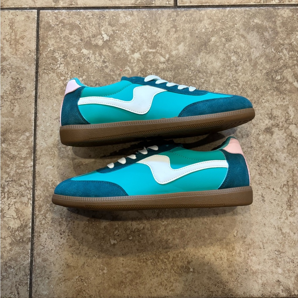 Outwoods sneakers EUC size 9